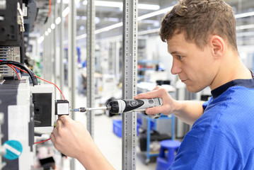 Arbeiter montiert Elektronik in einer Fabrik 