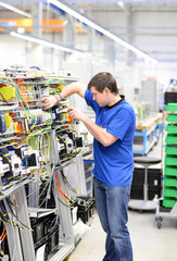 Monteur im Maschinenbau // workers assembled in the industry