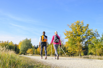 Obraz premium Nordic Walking im herbstlicher Natur