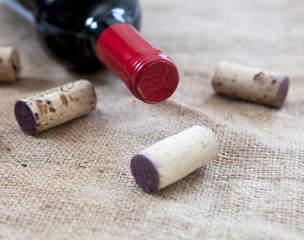 bouchon de liège et bouteille de vin rouge © auryndrikson