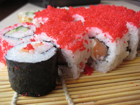 роллы суши с красной икрой