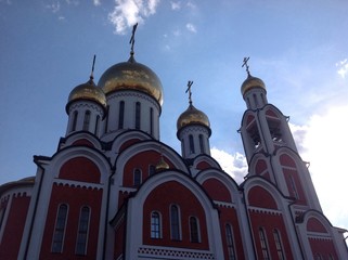 золотые купола храма