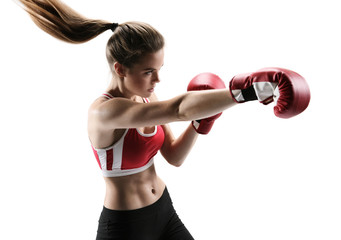 Bokservrouw tijdens boksoefening die directe hit maakt met handschoen