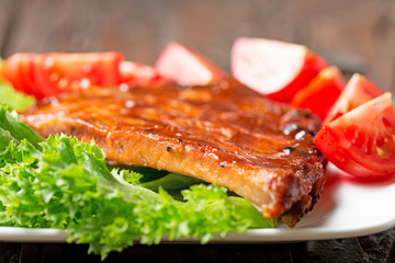 Delicious barbecued ribs seasoned with a spicy BBQ basting sauce