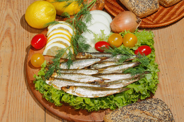 Sprotten, geräuchert, Salat, Zitronen, Zwiebeln, Tomaten