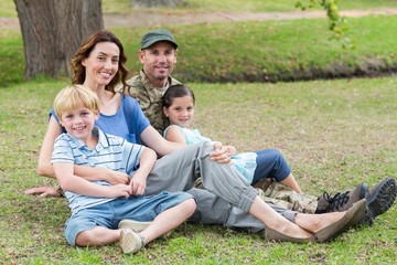 Fototapeta premium Handsome soldier reunited with family 