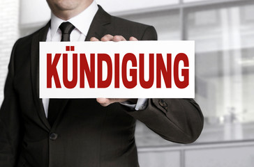Obraz premium Kündigung Schild wird von Geschäftsmann gehalten