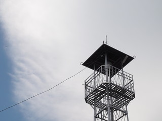 火の見櫓と筋雲