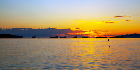 Sonnenuntergang in Vancouver am Wasser mit Bergen und Schiffen