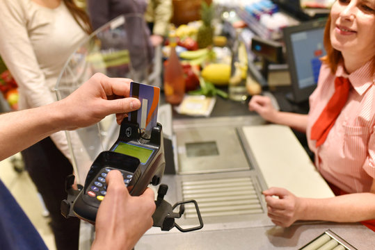 Bezahlung mit EC-Karte im supermarkt beim einkaufen