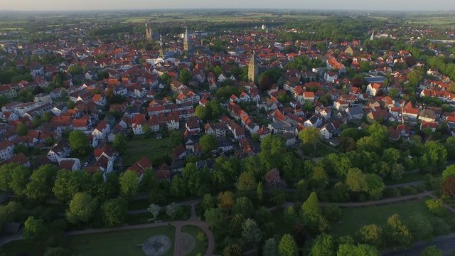 Luftaufnahme Soest - Stadtpanorama, Sonnenuntergang, Altstadt