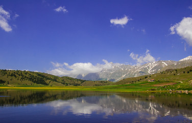Fototapeta na wymiar Piccolo lago di Filetto in Abruzzo