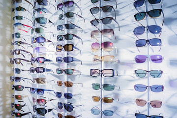 Brillenkollektion im Optikergeschäft