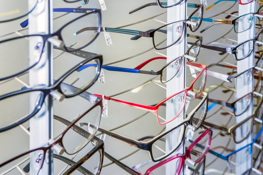Brillenkollektion im Optikergesch&auml;ft