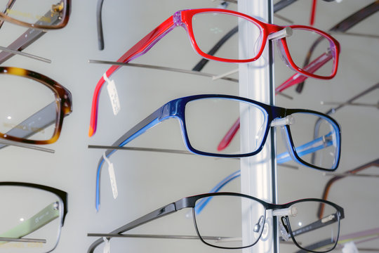 Brillenkollektion im Optikergesch&auml;ft