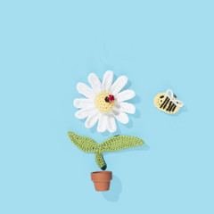 gehäkelte Margerite mit Marienkäfer und Biene im Blumentopf