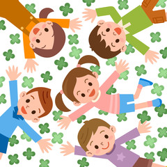 寝そべる子供たち