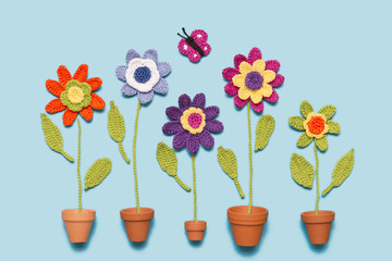 gehäkelte Blumen mit Topf und Schmetterling