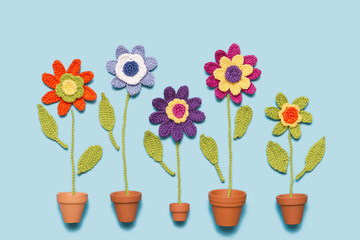 gehäkelte Blumen im Blumentopf