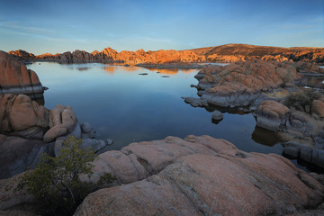 Fototapeta na wymiar Watson Lake in the Granite Dells of Prescott, AZ