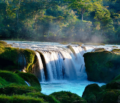 Mexico, Chiapas, Montes Azules Biosphere Reserve, Lacandon Jungle, Santo Domingo River, Las Nubes, Waterfall with mossy rocks in foreground