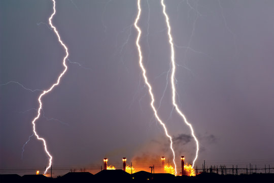 USA, Arizona, Arlington, Thunder bolt over power station