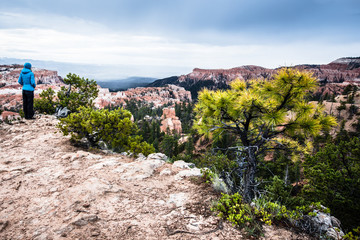 Randonneuse dans le parc de Bryce Canyon