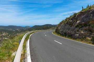 kurvige Bergstraße auf Ibiza