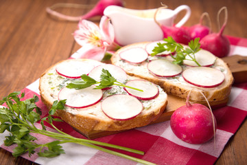 sandwich with radish