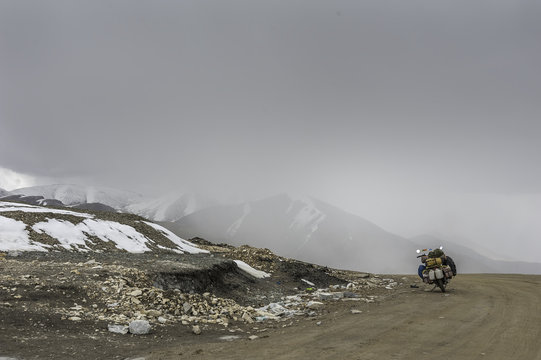 India, Lonely roads on highest motorable road in world