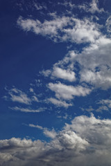 Obraz premium Blue sky with white cumulus clouds.