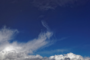 Obraz premium Blue sky with white cumulus clouds.