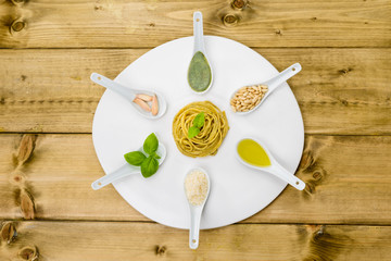 Pasta con pesto con ingredienti