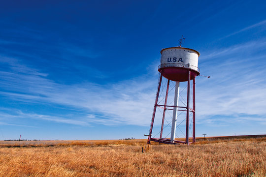 USA, Texas, Leaning water tower in field