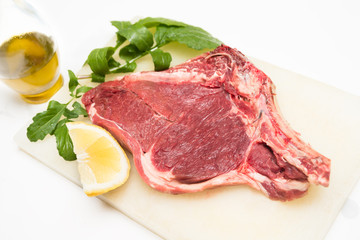 Bistecca di manzo fresca su tagliere 