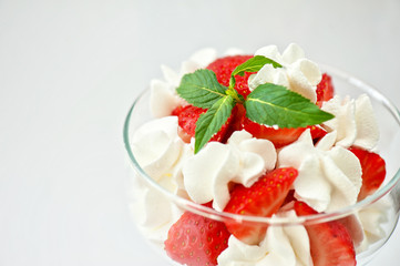 Obraz na płótnie Canvas strawberry with cream