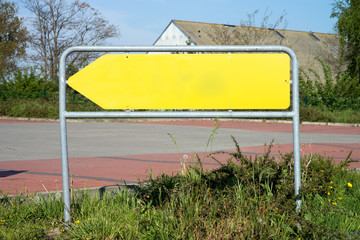 empty sign / empty yellow sign as an arrow