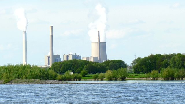 Kohlekraftwerk am Flu&szlig;