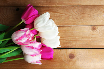 Obraz na płótnie Canvas Beautiful tulips on wooden background