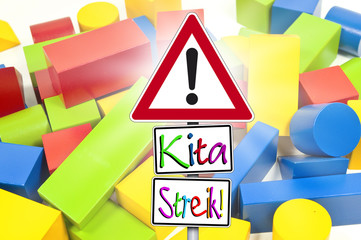 Schild mit KITA Streik und Holzbauklötzen