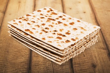Matzahs, haggada, meal.