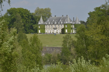 Fototapeta na wymiar Le château de la Hulpe entouré de verdure au parc Solvay