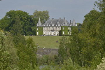 Fototapeta na wymiar Le château de la Hulpe dans une végétation luxuriante 