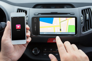 phone with autoplay to the car mediasystem with navigation map