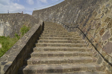 L'escalier en pierres brunes au parc Solvay 