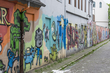 Bunte Grafittifiguren an der Wand
