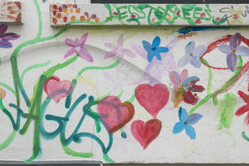 Grafitti aus Blumen und Herzen