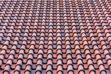 Dach mit roten Dachziegeln