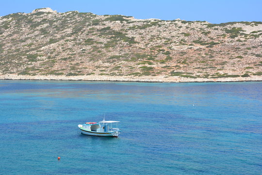 barque devant l'&icirc;le de Nikouria &agrave; Amorgos
