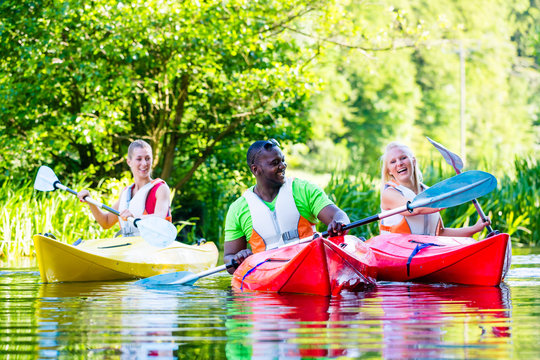 Freunde fahren im Kajak auf Wald Fluss 